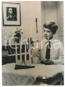 1955 SWEDEN Crown Prince Carl Gustaf preparing for Christmas - Photo 15x20 cm  Fotografia d'epoca, con didascalia al verso.  POOR/danneggiato piegature evidenti, residuo cartaceo al lato inferiore, alone, graffi superficiali Formato: 15x20 cm originale e autentica 1