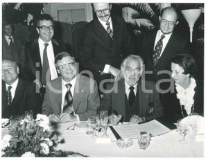 1976 MUNICH Leonard BERNSTEIN signing a contract with DEUTSCHE GRAMMOPHON Photo Fotografia d'epoca.Nella foto compaiono inoltre Peter Von Siemens, J. Dieter Bliersbach, Julia Von Siemens, Uli Markle, Udo Von Stein e Harry Kraut. GOOD/buono  Formato: 24x17 cm originale e autentica 1