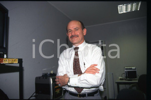 35mm vintage slide* 1995 ca MILANO Steven HEYMSFIELD Ritratto professore (8)  Diapositiva d'epoca, in formato 35 mm.CONDIZIONI: GOODE' severamente vietata la riproduzione. Tutti i diritti sono riservati.Nella diapositiva ICharta mette in vendita, sul negozio eBay e in esclusiva sul sito "icharta" il proprio archivio composto da numerose diapositive e negativi fotografici d'epoca, tutti originali e autentici, che attraversano la storia del costume italiano tra gli la fine degli anni Sessanta e Novanta.Si tratta di uno sguardo inedito sull'attualit&agrave;, la politica, la vita quotidiana, il gossip e la cultura, che fotografa il cambiamento della nazione in quest'ultimo scorcio del XX secolo. Un'occasione unica per il mercato del collezionismo, che vede finalmente disponibile un archivio eccezionale per vastit&agrave;, tematiche e condizioni, in un settore (il negativo fotografico e la diapositiva) di assoluta novit&agrave; e dalle interessanti prospettive di investimento.  FAIR/discreto   originale e autentica 1
