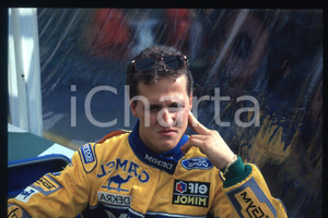 35mm vintage slide*1990ca FORMULA1 Michael SCHUMACHER in CAMEL BENETTON FORD(23)  Diapositiva d'epoca, in formato 35 mm.CONDIZIONI: GOODE' severamente vietata la riproduzione. Tutti i diritti sono riservati.Nella diapositiva ICharta mette in vendita, sul negozio eBay e in esclusiva sul sito "icharta" il proprio archivio composto da numerose diapositive e negativi fotografici d'epoca, tutti originali e autentici, che attraversano la storia del costume italiano tra gli la fine degli anni Sessanta e Novanta.Si tratta di uno sguardo inedito sull'attualit&agrave;, la politica, la vita quotidiana, il gossip e la cultura, che fotografa il cambiamento della nazione in quest'ultimo scorcio del XX secolo. Un'occasione unica per il mercato del collezionismo, che vede finalmente disponibile un archivio eccezionale per vastit&agrave;, tematiche e condizioni, in un settore (il negativo fotografico e la diapositiva) di assoluta novit&agrave; e dalle interessanti prospettive di investimento.  FAIR/discreto   originale e autentica 1