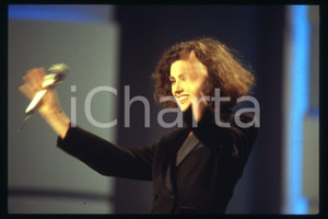 35mm vintage slide* 1985 ca ITALIA - MUSICA, Gigliola CINQUETTI Ritratto (184)  Diapositiva d'epoca, in formato 35 mm.CONDIZIONI: GOODE' severamente vietata la riproduzione. Tutti i diritti sono riservati.Nella diapositiva ICharta mette in vendita, sul negozio eBay e in esclusiva sul sito "icharta" il proprio archivio composto da numerose diapositive e negativi fotografici d'epoca, tutti originali e autentici, che attraversano la storia del costume italiano tra gli la fine degli anni Sessanta e Novanta.Si tratta di uno sguardo inedito sull'attualit&agrave;, la politica, la vita quotidiana, il gossip e la cultura, che fotografa il cambiamento della nazione in quest'ultimo scorcio del XX secolo. Un'occasione unica per il mercato del collezionismo, che vede finalmente disponibile un archivio eccezionale per vastit&agrave;, tematiche e condizioni, in un settore (il negativo fotografico e la diapositiva) di assoluta novit&agrave; e dalle interessanti prospettive di investimento. GOOD/buono   originale e autentica 1