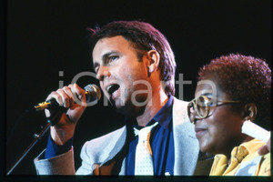 35mm vintage slide* 1986, CALIFORNIA, CINEMA - actor John RITTER  Diapositiva d'epoca, in formato 35 mm.CONDIZIONI: GOODE' severamente vietata la riproduzione. Tutti i diritti sono riservati.Nella diapositiva ICharta mette in vendita, sul negozio eBay e in esclusiva sul sito "icharta" il proprio archivio composto da numerose diapositive e negativi fotografici d'epoca, tutti originali e autentici, che attraversano la storia del costume italiano tra gli la fine degli anni Sessanta e Novanta.Si tratta di uno sguardo inedito sull'attualit&agrave;, la politica, la vita quotidiana, il gossip e la cultura, che fotografa il cambiamento della nazione in quest'ultimo scorcio del XX secolo. Un'occasione unica per il mercato del collezionismo, che vede finalmente disponibile un archivio eccezionale per vastit&agrave;, tematiche e condizioni, in un settore (il negativo fotografico e la diapositiva) di assoluta novit&agrave; e dalle interessanti prospettive di investimento. GOOD/buono   originale e autentica 1