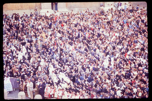 35mm vintage slide* 1978 VATICANO Folla per l'elezione di GIOVANNI PAOLO II  Diapositiva d'epoca, in formato 35 mm.CONDIZIONI: GOODE' severamente vietata la riproduzione. Tutti i diritti sono riservati.Nella diapositiva ICharta mette in vendita, sul negozio eBay e in esclusiva sul sito "icharta" il proprio archivio composto da numerose diapositive e negativi fotografici d'epoca, tutti originali e autentici, che attraversano la storia del costume italiano tra gli la fine degli anni Sessanta e Novanta.Si tratta di uno sguardo inedito sull'attualit&agrave;, la politica, la vita quotidiana, il gossip e la cultura, che fotografa il cambiamento della nazione in quest'ultimo scorcio del XX secolo. Un'occasione unica per il mercato del collezionismo, che vede finalmente disponibile un archivio eccezionale per vastit&agrave;, tematiche e condizioni, in un settore (il negativo fotografico e la diapositiva) di assoluta novit&agrave; e dalle interessanti prospettive di investimento.  FAIR/discreto   originale e autentica 1