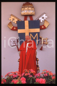 35mm vintage slide* 1995, Prague, Giovanni Paolo II, at the stadium  Diapositiva d'epoca, in formato 35 mm.CONDIZIONI: GOODE' severamente vietata la riproduzione. Tutti i diritti sono riservati.Nella diapositiva ICharta mette in vendita, sul negozio eBay e in esclusiva sul sito "icharta" il proprio archivio composto da numerose diapositive e negativi fotografici d'epoca, tutti originali e autentici, che attraversano la storia del costume italiano tra gli la fine degli anni Sessanta e Novanta.Si tratta di uno sguardo inedito sull'attualit&agrave;, la politica, la vita quotidiana, il gossip e la cultura, che fotografa il cambiamento della nazione in quest'ultimo scorcio del XX secolo. Un'occasione unica per il mercato del collezionismo, che vede finalmente disponibile un archivio eccezionale per vastit&agrave;, tematiche e condizioni, in un settore (il negativo fotografico e la diapositiva) di assoluta novit&agrave; e dalle interessanti prospettive di investimento.  FAIR/discreto   originale e autentica 1