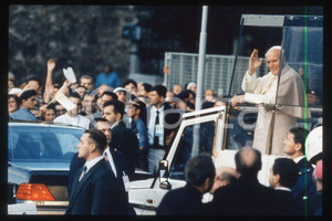 35mm vintage slide* 1994 ZAGREB Pope GIOVANNI PAOLO II on Popemobile  Diapositiva d'epoca, in formato 35 mm.CONDIZIONI: GOODE' severamente vietata la riproduzione. Tutti i diritti sono riservati.Nella diapositiva ICharta mette in vendita, sul negozio eBay e in esclusiva sul sito "icharta" il proprio archivio composto da numerose diapositive e negativi fotografici d'epoca, tutti originali e autentici, che attraversano la storia del costume italiano tra gli la fine degli anni Sessanta e Novanta.Si tratta di uno sguardo inedito sull'attualit&agrave;, la politica, la vita quotidiana, il gossip e la cultura, che fotografa il cambiamento della nazione in quest'ultimo scorcio del XX secolo. Un'occasione unica per il mercato del collezionismo, che vede finalmente disponibile un archivio eccezionale per vastit&agrave;, tematiche e condizioni, in un settore (il negativo fotografico e la diapositiva) di assoluta novit&agrave; e dalle interessanti prospettive di investimento.  FAIR/discreto   originale e autentica 1
