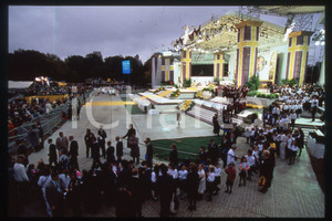 35mm vintage slide* 1995 NEW YORK Central Park - Giovanni Paolo II (2)  Diapositiva d'epoca, in formato 35 mm.CONDIZIONI: GOODE' severamente vietata la riproduzione. Tutti i diritti sono riservati.Nella diapositiva ICharta mette in vendita, sul negozio eBay e in esclusiva sul sito "icharta" il proprio archivio composto da numerose diapositive e negativi fotografici d'epoca, tutti originali e autentici, che attraversano la storia del costume italiano tra gli la fine degli anni Sessanta e Novanta.Si tratta di uno sguardo inedito sull'attualit&agrave;, la politica, la vita quotidiana, il gossip e la cultura, che fotografa il cambiamento della nazione in quest'ultimo scorcio del XX secolo. Un'occasione unica per il mercato del collezionismo, che vede finalmente disponibile un archivio eccezionale per vastit&agrave;, tematiche e condizioni, in un settore (il negativo fotografico e la diapositiva) di assoluta novit&agrave; e dalle interessanti prospettive di investimento.  FAIR/discreto   originale e autentica 1