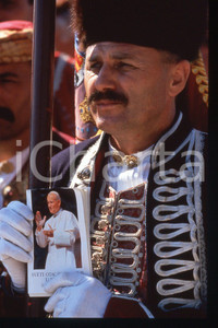 35mm vintage slide*1994 Zagreb Hippodrome Giovanni Paolo II people at the mass-2  Diapositiva d'epoca, in formato 35 mm.CONDIZIONI: GOODE' severamente vietata la riproduzione. Tutti i diritti sono riservati.Nella diapositiva ICharta mette in vendita, sul negozio eBay e in esclusiva sul sito "icharta" il proprio archivio composto da numerose diapositive e negativi fotografici d'epoca, tutti originali e autentici, che attraversano la storia del costume italiano tra gli la fine degli anni Sessanta e Novanta.Si tratta di uno sguardo inedito sull'attualit&agrave;, la politica, la vita quotidiana, il gossip e la cultura, che fotografa il cambiamento della nazione in quest'ultimo scorcio del XX secolo. Un'occasione unica per il mercato del collezionismo, che vede finalmente disponibile un archivio eccezionale per vastit&agrave;, tematiche e condizioni, in un settore (il negativo fotografico e la diapositiva) di assoluta novit&agrave; e dalle interessanti prospettive di investimento.  FAIR/discreto   originale e autentica 1