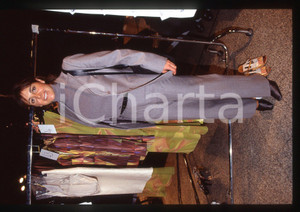 Deborah COMPAGNONI - Sfilata ICEBERG - 1995 ca 35 mm vintage slide 8 Diapositiva d'epoca, in formato 35 mm.CONDIZIONI: GOODE' severamente vietata la riproduzione. Tutti i diritti sono riservati.ICharta mette in vendita, sul negozio eBay e in esclusiva sul sito "icharta" il proprio archivio composto da numerose diapositive e negativi fotografici d'epoca, tutti originali e autentici, che attraversano la storia del costume italiano tra gli la fine degli anni Sessanta e Novanta.Si tratta di uno sguardo inedito sull'attualità, la politica, la vita quotidiana, il gossip e la cultura, che fotografa il cambiamento della nazione in quest'ultimo scorcio del XX secolo. Un'occasione unica per il mercato del collezionismo, che vede finalmente disponibile un archivio eccezionale per vastità, tematiche e condizioni, in un settore (il negativo fotografico e la diapositiva) di assoluta novità e dalle interessanti prospettive di investimento.  GOOD/buono   originale e autentica 1