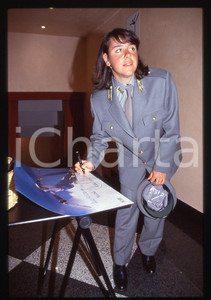 Deborah COMPAGNONI in divisa GUARDIA DI FINANZA - 1995 ca 35 mm vintage slide 2 Diapositiva d'epoca, in formato 35 mm.CONDIZIONI: GOODE' severamente vietata la riproduzione. Tutti i diritti sono riservati.ICharta mette in vendita, sul negozio eBay e in esclusiva sul sito "icharta" il proprio archivio composto da numerose diapositive e negativi fotografici d'epoca, tutti originali e autentici, che attraversano la storia del costume italiano tra gli la fine degli anni Sessanta e Novanta.Si tratta di uno sguardo inedito sull'attualità, la politica, la vita quotidiana, il gossip e la cultura, che fotografa il cambiamento della nazione in quest'ultimo scorcio del XX secolo. Un'occasione unica per il mercato del collezionismo, che vede finalmente disponibile un archivio eccezionale per vastità, tematiche e condizioni, in un settore (il negativo fotografico e la diapositiva) di assoluta novità e dalle interessanti prospettive di investimento.  GOOD/buono   originale e autentica 1