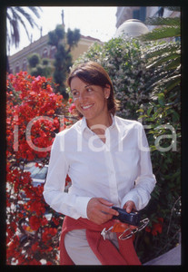 Deborah COMPAGNONI - COSTUME - 2000 ca 35 mm vintage slide 7 Diapositiva d'epoca, in formato 35 mm.CONDIZIONI: GOODE' severamente vietata la riproduzione. Tutti i diritti sono riservati.ICharta mette in vendita, sul negozio eBay e in esclusiva sul sito "icharta" il proprio archivio composto da numerose diapositive e negativi fotografici d'epoca, tutti originali e autentici, che attraversano la storia del costume italiano tra gli la fine degli anni Sessanta e Novanta.Si tratta di uno sguardo inedito sull'attualità, la politica, la vita quotidiana, il gossip e la cultura, che fotografa il cambiamento della nazione in quest'ultimo scorcio del XX secolo. Un'occasione unica per il mercato del collezionismo, che vede finalmente disponibile un archivio eccezionale per vastità, tematiche e condizioni, in un settore (il negativo fotografico e la diapositiva) di assoluta novità e dalle interessanti prospettive di investimento.  GOOD/buono   originale e autentica 1