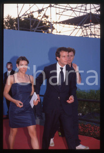 Deborah COMPAGNONI e Alessandro BENETTON 2000 ca 35 mm vintage slide 3 Diapositiva d'epoca, in formato 35 mm.CONDIZIONI: GOODE' severamente vietata la riproduzione. Tutti i diritti sono riservati.ICharta mette in vendita, sul negozio eBay e in esclusiva sul sito "icharta" il proprio archivio composto da numerose diapositive e negativi fotografici d'epoca, tutti originali e autentici, che attraversano la storia del costume italiano tra gli la fine degli anni Sessanta e Novanta.Si tratta di uno sguardo inedito sull'attualità, la politica, la vita quotidiana, il gossip e la cultura, che fotografa il cambiamento della nazione in quest'ultimo scorcio del XX secolo. Un'occasione unica per il mercato del collezionismo, che vede finalmente disponibile un archivio eccezionale per vastità, tematiche e condizioni, in un settore (il negativo fotografico e la diapositiva) di assoluta novità e dalle interessanti prospettive di investimento.  GOOD/buono   originale e autentica 1