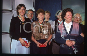 Deborah COMPAGNONI e Candido CANNAVÒ - 1995 ca 35 mm vintage slide 2 Diapositiva d'epoca, in formato 35 mm.CONDIZIONI: GOODE' severamente vietata la riproduzione. Tutti i diritti sono riservati.ICharta mette in vendita, sul negozio eBay e in esclusiva sul sito "icharta" il proprio archivio composto da numerose diapositive e negativi fotografici d'epoca, tutti originali e autentici, che attraversano la storia del costume italiano tra gli la fine degli anni Sessanta e Novanta.Si tratta di uno sguardo inedito sull'attualità, la politica, la vita quotidiana, il gossip e la cultura, che fotografa il cambiamento della nazione in quest'ultimo scorcio del XX secolo. Un'occasione unica per il mercato del collezionismo, che vede finalmente disponibile un archivio eccezionale per vastità, tematiche e condizioni, in un settore (il negativo fotografico e la diapositiva) di assoluta novità e dalle interessanti prospettive di investimento.  GOOD/buono   originale e autentica 1