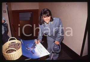 Deborah COMPAGNONI in divisa GUARDIA FORESTALE - 1995 ca 35 mm vintage slide 15 Diapositiva d'epoca, in formato 35 mm.CONDIZIONI: GOODE' severamente vietata la riproduzione. Tutti i diritti sono riservati.ICharta mette in vendita, sul negozio eBay e in esclusiva sul sito "icharta" il proprio archivio composto da numerose diapositive e negativi fotografici d'epoca, tutti originali e autentici, che attraversano la storia del costume italiano tra gli la fine degli anni Sessanta e Novanta.Si tratta di uno sguardo inedito sull'attualità, la politica, la vita quotidiana, il gossip e la cultura, che fotografa il cambiamento della nazione in quest'ultimo scorcio del XX secolo. Un'occasione unica per il mercato del collezionismo, che vede finalmente disponibile un archivio eccezionale per vastità, tematiche e condizioni, in un settore (il negativo fotografico e la diapositiva) di assoluta novità e dalle interessanti prospettive di investimento.  GOOD/buono   originale e autentica 1