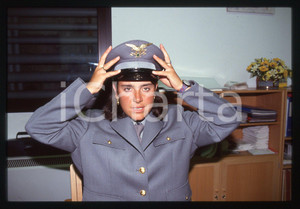 Deborah COMPAGNONI in divisa GUARDIA DI FINANZA - 1995 ca 35 mm vintage slide 21 Diapositiva d'epoca, in formato 35 mm.CONDIZIONI: GOODE' severamente vietata la riproduzione. Tutti i diritti sono riservati.ICharta mette in vendita, sul negozio eBay e in esclusiva sul sito "icharta" il proprio archivio composto da numerose diapositive e negativi fotografici d'epoca, tutti originali e autentici, che attraversano la storia del costume italiano tra gli la fine degli anni Sessanta e Novanta.Si tratta di uno sguardo inedito sull'attualità, la politica, la vita quotidiana, il gossip e la cultura, che fotografa il cambiamento della nazione in quest'ultimo scorcio del XX secolo. Un'occasione unica per il mercato del collezionismo, che vede finalmente disponibile un archivio eccezionale per vastità, tematiche e condizioni, in un settore (il negativo fotografico e la diapositiva) di assoluta novità e dalle interessanti prospettive di investimento.  GOOD/buono   originale e autentica 1