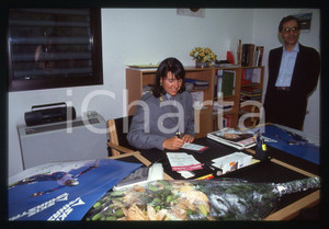 Deborah COMPAGNONI in divisa GUARDIA DI FINANZA - 1995 ca 35 mm vintage slide 23 Diapositiva d'epoca, in formato 35 mm.CONDIZIONI: GOODE' severamente vietata la riproduzione. Tutti i diritti sono riservati.ICharta mette in vendita, sul negozio eBay e in esclusiva sul sito "icharta" il proprio archivio composto da numerose diapositive e negativi fotografici d'epoca, tutti originali e autentici, che attraversano la storia del costume italiano tra gli la fine degli anni Sessanta e Novanta.Si tratta di uno sguardo inedito sull'attualità, la politica, la vita quotidiana, il gossip e la cultura, che fotografa il cambiamento della nazione in quest'ultimo scorcio del XX secolo. Un'occasione unica per il mercato del collezionismo, che vede finalmente disponibile un archivio eccezionale per vastità, tematiche e condizioni, in un settore (il negativo fotografico e la diapositiva) di assoluta novità e dalle interessanti prospettive di investimento.  GOOD/buono   originale e autentica 1