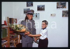 Deborah COMPAGNONI in divisa GUARDIA DI FINANZA- 1995 ca 35 mm vintage slide 33 Diapositiva d'epoca, in formato 35 mm.CONDIZIONI: GOODE' severamente vietata la riproduzione. Tutti i diritti sono riservati. ICharta mette in vendita, sul negozio eBay e in esclusiva sul sito "icharta" il proprio archivio composto da numerose diapositive e negativi fotografici d'epoca, tutti originali e autentici, che attraversano la storia del costume italiano tra gli la fine degli anni Sessanta e Novanta.Si tratta di uno sguardo inedito sull'attualità, la politica, la vita quotidiana, il gossip e la cultura, che fotografa il cambiamento della nazione in quest'ultimo scorcio del XX secolo. Un'occasione unica per il mercato del collezionismo, che vede finalmente disponibile un archivio eccezionale per vastità, tematiche e condizioni, in un settore (il negativo fotografico e la diapositiva) di assoluta novità e dalle interessanti prospettive di investimento.  GOOD/buono   originale e autentica 1