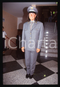 Deborah COMPAGNONI in divisa GUARDIA DI FINANZA - 1995 ca 35 mm vintage slide 35 Diapositiva d'epoca, in formato 35 mm.CONDIZIONI: GOODE' severamente vietata la riproduzione. Tutti i diritti sono riservati.ICharta mette in vendita, sul negozio eBay e in esclusiva sul sito "icharta" il proprio archivio composto da numerose diapositive e negativi fotografici d'epoca, tutti originali e autentici, che attraversano la storia del costume italiano tra gli la fine degli anni Sessanta e Novanta.Si tratta di uno sguardo inedito sull'attualità, la politica, la vita quotidiana, il gossip e la cultura, che fotografa il cambiamento della nazione in quest'ultimo scorcio del XX secolo. Un'occasione unica per il mercato del collezionismo, che vede finalmente disponibile un archivio eccezionale per vastità, tematiche e condizioni, in un settore (il negativo fotografico e la diapositiva) di assoluta novità e dalle interessanti prospettive di investimento.  GOOD/buono   originale e autentica 1