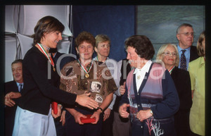 Deborah COMPAGNONI - COSTUME - 1995 ca 35 mm vintage slide 9 Diapositiva d'epoca, in formato 35 mm.CONDIZIONI: GOODE' severamente vietata la riproduzione. Tutti i diritti sono riservati.ICharta mette in vendita, sul negozio eBay e in esclusiva sul sito "icharta" il proprio archivio composto da numerose diapositive e negativi fotografici d'epoca, tutti originali e autentici, che attraversano la storia del costume italiano tra gli la fine degli anni Sessanta e Novanta.Si tratta di uno sguardo inedito sull'attualità, la politica, la vita quotidiana, il gossip e la cultura, che fotografa il cambiamento della nazione in quest'ultimo scorcio del XX secolo. Un'occasione unica per il mercato del collezionismo, che vede finalmente disponibile un archivio eccezionale per vastità, tematiche e condizioni, in un settore (il negativo fotografico e la diapositiva) di assoluta novità e dalle interessanti prospettive di investimento.  GOOD/buono   originale e autentica 1