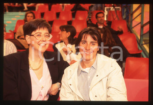 Deborah e Adele COMPAGNONI - 1995 ca 35 mm vintage slide 4 Diapositiva d'epoca, in formato 35 mm.CONDIZIONI: GOODE' severamente vietata la riproduzione. Tutti i diritti sono riservati.ICharta mette in vendita, sul negozio eBay e in esclusiva sul sito "icharta" il proprio archivio composto da numerose diapositive e negativi fotografici d'epoca, tutti originali e autentici, che attraversano la storia del costume italiano tra gli la fine degli anni Sessanta e Novanta.Si tratta di uno sguardo inedito sull'attualità, la politica, la vita quotidiana, il gossip e la cultura, che fotografa il cambiamento della nazione in quest'ultimo scorcio del XX secolo. Un'occasione unica per il mercato del collezionismo, che vede finalmente disponibile un archivio eccezionale per vastità, tematiche e condizioni, in un settore (il negativo fotografico e la diapositiva) di assoluta novità e dalle interessanti prospettive di investimento.  GOOD/buono   originale e autentica 1