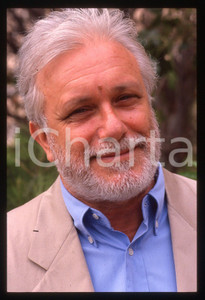 Luciano DE CRESCENZO - FESTIVAL CINEMA VENEZIA - 1990 ca 35 mm vintage slide Diapositiva d'epoca, in formato 35 mm.CONDIZIONI: GOODE' severamente vietata la riproduzione. Tutti i diritti sono riservati.ICharta mette in vendita, sul negozio eBay e in esclusiva sul sito "icharta" il proprio archivio composto da numerose diapositive e negativi fotografici d'epoca, tutti originali e autentici, che attraversano la storia del costume italiano tra gli la fine degli anni Sessanta e Novanta.Si tratta di uno sguardo inedito sull'attualità, la politica, la vita quotidiana, il gossip e la cultura, che fotografa il cambiamento della nazione in quest'ultimo scorcio del XX secolo. Un'occasione unica per il mercato del collezionismo, che vede finalmente disponibile un archivio eccezionale per vastità, tematiche e condizioni, in un settore (il negativo fotografico e la diapositiva) di assoluta novità e dalle interessanti prospettive di investimento.  GOOD/buono   originale e autentica 1