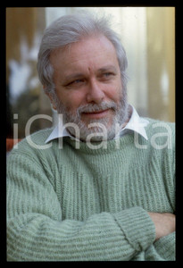 Luciano DE CRESCENZO - FESTIVAL CINEMA VENEZIA - 1990 ca 35 mm vintage slide 6 Diapositiva d'epoca, in formato 35 mm.CONDIZIONI: GOODE' severamente vietata la riproduzione. Tutti i diritti sono riservati.ICharta mette in vendita, sul negozio eBay e in esclusiva sul sito "icharta" il proprio archivio composto da numerose diapositive e negativi fotografici d'epoca, tutti originali e autentici, che attraversano la storia del costume italiano tra gli la fine degli anni Sessanta e Novanta.Si tratta di uno sguardo inedito sull'attualità, la politica, la vita quotidiana, il gossip e la cultura, che fotografa il cambiamento della nazione in quest'ultimo scorcio del XX secolo. Un'occasione unica per il mercato del collezionismo, che vede finalmente disponibile un archivio eccezionale per vastità, tematiche e condizioni, in un settore (il negativo fotografico e la diapositiva) di assoluta novità e dalle interessanti prospettive di investimento.  GOOD/buono   originale e autentica 1
