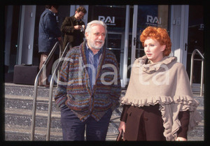 Luciano DE CRESCENZO Maria Rita PARSI - RAI 1995 ca 35 mm vintage slide Diapositiva d'epoca, in formato 35 mm.CONDIZIONI: GOODE' severamente vietata la riproduzione. Tutti i diritti sono riservati.ICharta mette in vendita, sul negozio eBay e in esclusiva sul sito "icharta" il proprio archivio composto da numerose diapositive e negativi fotografici d'epoca, tutti originali e autentici, che attraversano la storia del costume italiano tra gli la fine degli anni Sessanta e Novanta.Si tratta di uno sguardo inedito sull'attualità, la politica, la vita quotidiana, il gossip e la cultura, che fotografa il cambiamento della nazione in quest'ultimo scorcio del XX secolo. Un'occasione unica per il mercato del collezionismo, che vede finalmente disponibile un archivio eccezionale per vastità, tematiche e condizioni, in un settore (il negativo fotografico e la diapositiva) di assoluta novità e dalle interessanti prospettive di investimento.  GOOD/buono   originale e autentica 1