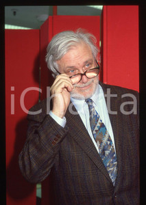 Luciano DE CRESCENZO - COSTUME - 1995 ca 35 mm vintage slide 8 Diapositiva d'epoca, in formato 35 mm.CONDIZIONI: GOODE' severamente vietata la riproduzione. Tutti i diritti sono riservati.ICharta mette in vendita, sul negozio eBay e in esclusiva sul sito "icharta" il proprio archivio composto da numerose diapositive e negativi fotografici d'epoca, tutti originali e autentici, che attraversano la storia del costume italiano tra gli la fine degli anni Sessanta e Novanta.Si tratta di uno sguardo inedito sull'attualità, la politica, la vita quotidiana, il gossip e la cultura, che fotografa il cambiamento della nazione in quest'ultimo scorcio del XX secolo. Un'occasione unica per il mercato del collezionismo, che vede finalmente disponibile un archivio eccezionale per vastità, tematiche e condizioni, in un settore (il negativo fotografico e la diapositiva) di assoluta novità e dalle interessanti prospettive di investimento.  GOOD/buono   originale e autentica 1