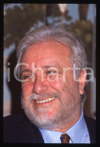 Luciano DE CRESCENZO - COSTUME - 1995 ca 35 mm vintage slide 11 Diapositiva d'epoca, in formato 35 mm.CONDIZIONI: GOODE' severamente vietata la riproduzione. Tutti i diritti sono riservati.ICharta mette in vendita, sul negozio eBay e in esclusiva sul sito "icharta" il proprio archivio composto da numerose diapositive e negativi fotografici d'epoca, tutti originali e autentici, che attraversano la storia del costume italiano tra gli la fine degli anni Sessanta e Novanta.Si tratta di uno sguardo inedito sull'attualità, la politica, la vita quotidiana, il gossip e la cultura, che fotografa il cambiamento della nazione in quest'ultimo scorcio del XX secolo. Un'occasione unica per il mercato del collezionismo, che vede finalmente disponibile un archivio eccezionale per vastità, tematiche e condizioni, in un settore (il negativo fotografico e la diapositiva) di assoluta novità e dalle interessanti prospettive di investimento.  GOOD/buono   originale e autentica 1