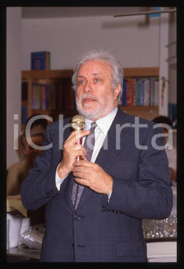 Luciano DE CRESCENZO - COSTUME - 1995 ca 35 mm vintage slide 18 Diapositiva d'epoca, in formato 35 mm.CONDIZIONI: GOODE' severamente vietata la riproduzione. Tutti i diritti sono riservati.ICharta mette in vendita, sul negozio eBay e in esclusiva sul sito "icharta" il proprio archivio composto da numerose diapositive e negativi fotografici d'epoca, tutti originali e autentici, che attraversano la storia del costume italiano tra gli la fine degli anni Sessanta e Novanta.Si tratta di uno sguardo inedito sull'attualità, la politica, la vita quotidiana, il gossip e la cultura, che fotografa il cambiamento della nazione in quest'ultimo scorcio del XX secolo. Un'occasione unica per il mercato del collezionismo, che vede finalmente disponibile un archivio eccezionale per vastità, tematiche e condizioni, in un settore (il negativo fotografico e la diapositiva) di assoluta novità e dalle interessanti prospettive di investimento.  GOOD/buono   originale e autentica 1