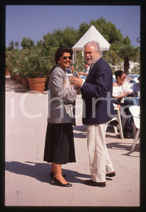 Luciano DE CRESCENZO Claudia MORI FESTIVAL VENEZIA 1990 ca 35 mm vintage slide Diapositiva d'epoca, in formato 35 mm.CONDIZIONI: GOODE' severamente vietata la riproduzione. Tutti i diritti sono riservati.ICharta mette in vendita, sul negozio eBay e in esclusiva sul sito "icharta" il proprio archivio composto da numerose diapositive e negativi fotografici d'epoca, tutti originali e autentici, che attraversano la storia del costume italiano tra gli la fine degli anni Sessanta e Novanta.Si tratta di uno sguardo inedito sull'attualità, la politica, la vita quotidiana, il gossip e la cultura, che fotografa il cambiamento della nazione in quest'ultimo scorcio del XX secolo. Un'occasione unica per il mercato del collezionismo, che vede finalmente disponibile un archivio eccezionale per vastità, tematiche e condizioni, in un settore (il negativo fotografico e la diapositiva) di assoluta novità e dalle interessanti prospettive di investimento.  GOOD/buono   originale e autentica 1