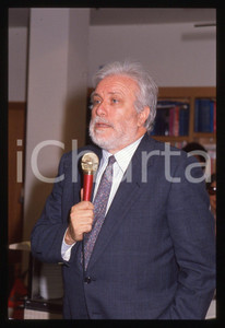 Luciano DE CRESCENZO - COSTUME - 1995 ca 35 mm vintage slide 28 Diapositiva d'epoca, in formato 35 mm.CONDIZIONI: GOODE' severamente vietata la riproduzione. Tutti i diritti sono riservati.ICharta mette in vendita, sul negozio eBay e in esclusiva sul sito "icharta" il proprio archivio composto da numerose diapositive e negativi fotografici d'epoca, tutti originali e autentici, che attraversano la storia del costume italiano tra gli la fine degli anni Sessanta e Novanta.Si tratta di uno sguardo inedito sull'attualità, la politica, la vita quotidiana, il gossip e la cultura, che fotografa il cambiamento della nazione in quest'ultimo scorcio del XX secolo. Un'occasione unica per il mercato del collezionismo, che vede finalmente disponibile un archivio eccezionale per vastità, tematiche e condizioni, in un settore (il negativo fotografico e la diapositiva) di assoluta novità e dalle interessanti prospettive di investimento.  GOOD/buono   originale e autentica 1