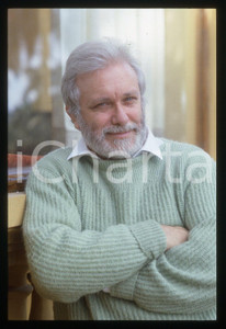 Luciano DE CRESCENZO - FESTIVAL CINEMA VENEZIA - 1990 ca 35 mm vintage slide 13 Diapositiva d'epoca, in formato 35 mm.CONDIZIONI: GOODE' severamente vietata la riproduzione. Tutti i diritti sono riservati. ICharta mette in vendita, sul negozio eBay e in esclusiva sul sito "icharta" il proprio archivio composto da numerose diapositive e negativi fotografici d'epoca, tutti originali e autentici, che attraversano la storia del costume italiano tra gli la fine degli anni Sessanta e Novanta.Si tratta di uno sguardo inedito sull'attualità, la politica, la vita quotidiana, il gossip e la cultura, che fotografa il cambiamento della nazione in quest'ultimo scorcio del XX secolo. Un'occasione unica per il mercato del collezionismo, che vede finalmente disponibile un archivio eccezionale per vastità, tematiche e condizioni, in un settore (il negativo fotografico e la diapositiva) di assoluta novità e dalle interessanti prospettive di investimento.  GOOD/buono   originale e autentica 1