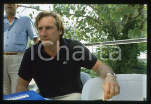 35mm vintage slide* 1985 VENEZIA Gérard DEPARDIEU Mostra del cinema (20) La diapositiva &egrave; stata scattata in occasione della 42&ordf; Mostra del cinema di Venezia. CONDIZIONI: GOOD Tutti i diritti riservati.E' severamente vietata la riproduzione.  ICharta mette in vendita, sul negozio eBay e in esclusiva sul sito "icharta" il proprio archivio composto da numerose diapositive e negativi fotografici d'epoca, tutti originali e autentici, che attraversano la storia del costume italiano tra gli la fine degli anni Sessanta e Novanta.Si tratta di uno sguardo inedito sull'attualit&agrave;, la politica, la vita quotidiana, il gossip e la cultura, che fotografa il cambiamento della nazione in quest'ultimo scorcio del XX secolo. Un'occasione unica per il mercato del collezionismo, che vede finalmente disponibile un archivio eccezionale per vastit&agrave;, tematiche e condizioni, in un settore (il negativo fotografico e la diapositiva) di assoluta novit&agrave; e dalle interessanti prospettive di investimento.     originale e autentica 1
