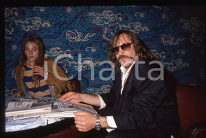 35mm vintage slide* 1989 VENEZIA Gérard DEPARDIEU Mostra del cinema (19) La diapositiva &egrave; stata scattata presso l'Hotel Excelsior in occasione della 46&ordf; Mostra del cinema di Venezia. CONDIZIONI: GOOD Tutti i diritti riservati.E' severamente vietata la riproduzione.  ICharta mette in vendita, sul negozio eBay e in esclusiva sul sito "icharta" il proprio archivio composto da numerose diapositive e negativi fotografici d'epoca, tutti originali e autentici, che attraversano la storia del costume italiano tra gli la fine degli anni Sessanta e Novanta.Si tratta di uno sguardo inedito sull'attualit&agrave;, la politica, la vita quotidiana, il gossip e la cultura, che fotografa il cambiamento della nazione in quest'ultimo scorcio del XX secolo. Un'occasione unica per il mercato del collezionismo, che vede finalmente disponibile un archivio eccezionale per vastit&agrave;, tematiche e condizioni, in un settore (il negativo fotografico e la diapositiva) di assoluta novit&agrave; e dalle interessanti prospettive di investimento.     originale e autentica 1