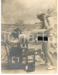 1900 ca VINTAGE EROTIC Couple in a beach scene - RARE PORN Photo 12x16 cm Fotografia originale d'epoca.FORMATO: 12x16 cmCONDIZIONI: G    originale e autentica 1