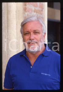 Luciano DE CRESCENZO - FESTIVAL CINEMA VENEZIA - 1990 ca 35 mm vintage slide 18 Diapositiva d'epoca, in formato 35 mm.CONDIZIONI: GOODE' severamente vietata la riproduzione. Tutti i diritti sono riservati.Nella diapositiva ICharta mette in vendita, sul negozio eBay e in esclusiva sul sito "icharta" il proprio archivio composto da numerose diapositive e negativi fotografici d'epoca, tutti originali e autentici, che attraversano la storia del costume italiano tra gli la fine degli anni Sessanta e Novanta.Si tratta di uno sguardo inedito sull'attualit&agrave;, la politica, la vita quotidiana, il gossip e la cultura, che fotografa il cambiamento della nazione in quest'ultimo scorcio del XX secolo. Un'occasione unica per il mercato del collezionismo, che vede finalmente disponibile un archivio eccezionale per vastit&agrave;, tematiche e condizioni, in un settore (il negativo fotografico e la diapositiva) di assoluta novit&agrave; e dalle interessanti prospettive di investimento.  GOOD/buono   originale e autentica 1