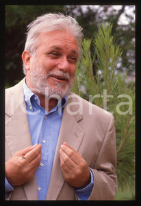 Luciano DE CRESCENZO - FESTIVAL CINEMA VENEZIA - 1990 ca 35 mm vintage slide 20 Diapositiva d'epoca, in formato 35 mm.CONDIZIONI: GOODE' severamente vietata la riproduzione. Tutti i diritti sono riservati.Nella diapositiva ICharta mette in vendita, sul negozio eBay e in esclusiva sul sito "icharta" il proprio archivio composto da numerose diapositive e negativi fotografici d'epoca, tutti originali e autentici, che attraversano la storia del costume italiano tra gli la fine degli anni Sessanta e Novanta.Si tratta di uno sguardo inedito sull'attualit&agrave;, la politica, la vita quotidiana, il gossip e la cultura, che fotografa il cambiamento della nazione in quest'ultimo scorcio del XX secolo. Un'occasione unica per il mercato del collezionismo, che vede finalmente disponibile un archivio eccezionale per vastit&agrave;, tematiche e condizioni, in un settore (il negativo fotografico e la diapositiva) di assoluta novit&agrave; e dalle interessanti prospettive di investimento.  GOOD/buono   originale e autentica 1