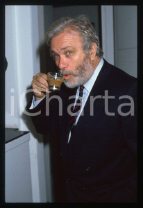 Luciano DE CRESCENZO beve un caffè - 1995 ca 35 mm vintage slide 39 Diapositiva d'epoca, in formato 35 mm.CONDIZIONI: GOODE' severamente vietata la riproduzione. Tutti i diritti sono riservati. ICharta mette in vendita, sul negozio eBay e in esclusiva sul sito "icharta" il proprio archivio composto da numerose diapositive e negativi fotografici d'epoca, tutti originali e autentici, che attraversano la storia del costume italiano tra gli la fine degli anni Sessanta e Novanta.Si tratta di uno sguardo inedito sull'attualità, la politica, la vita quotidiana, il gossip e la cultura, che fotografa il cambiamento della nazione in quest'ultimo scorcio del XX secolo. Un'occasione unica per il mercato del collezionismo, che vede finalmente disponibile un archivio eccezionale per vastità, tematiche e condizioni, in un settore (il negativo fotografico e la diapositiva) di assoluta novità e dalle interessanti prospettive di investimento.  GOOD/buono   originale e autentica 1