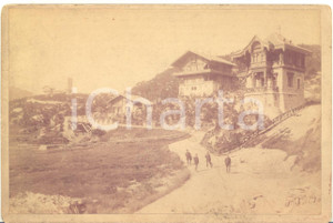1890 ca MALOJA / ENGADINA Castello BELVEDERE Chalet LA ROSEE *Foto ANIMATA 16x10  Rara fotografia d'epoca, su cartoncino rigido, con didascalia manoscritta al verso.CONDIZIONI: GFORMATO: 16x10 cm    originale e autentica 1