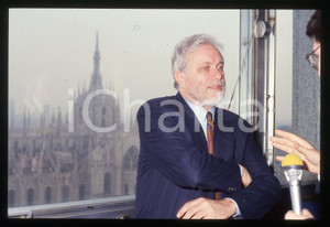 Luciano DE CRESCENZO Duomo di MILANO 1990 ca 35 mm vintage slide 2 Diapositiva d'epoca, in formato 35 mm.CONDIZIONI: GOODE' severamente vietata la riproduzione. Tutti i diritti sono riservati.ICharta mette in vendita, sul negozio eBay e in esclusiva sul sito "icharta" il proprio archivio composto da numerose diapositive e negativi fotografici d'epoca, tutti originali e autentici, che attraversano la storia del costume italiano tra gli la fine degli anni Sessanta e Novanta.Si tratta di uno sguardo inedito sull'attualità, la politica, la vita quotidiana, il gossip e la cultura, che fotografa il cambiamento della nazione in quest'ultimo scorcio del XX secolo. Un'occasione unica per il mercato del collezionismo, che vede finalmente disponibile un archivio eccezionale per vastità, tematiche e condizioni, in un settore (il negativo fotografico e la diapositiva) di assoluta novità e dalle interessanti prospettive di investimento.  GOOD/buono   originale e autentica 1