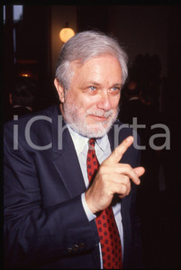 Luciano DE CRESCENZO - COSTUME - 1995 ca 35 mm vintage slide 42 Diapositiva d'epoca, in formato 35 mm.CONDIZIONI: GOODE' severamente vietata la riproduzione. Tutti i diritti sono riservati. ICharta mette in vendita, sul negozio eBay e in esclusiva sul sito "icharta" il proprio archivio composto da numerose diapositive e negativi fotografici d'epoca, tutti originali e autentici, che attraversano la storia del costume italiano tra gli la fine degli anni Sessanta e Novanta.Si tratta di uno sguardo inedito sull'attualità, la politica, la vita quotidiana, il gossip e la cultura, che fotografa il cambiamento della nazione in quest'ultimo scorcio del XX secolo. Un'occasione unica per il mercato del collezionismo, che vede finalmente disponibile un archivio eccezionale per vastità, tematiche e condizioni, in un settore (il negativo fotografico e la diapositiva) di assoluta novità e dalle interessanti prospettive di investimento.  GOOD/buono   originale e autentica 1