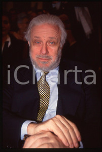 Luciano DE CRESCENZO - COSTUME - 1995 ca 35 mm vintage slide 43 Diapositiva d'epoca, in formato 35 mm.CONDIZIONI: GOODE' severamente vietata la riproduzione. Tutti i diritti sono riservati. ICharta mette in vendita, sul negozio eBay e in esclusiva sul sito "icharta" il proprio archivio composto da numerose diapositive e negativi fotografici d'epoca, tutti originali e autentici, che attraversano la storia del costume italiano tra gli la fine degli anni Sessanta e Novanta.Si tratta di uno sguardo inedito sull'attualità, la politica, la vita quotidiana, il gossip e la cultura, che fotografa il cambiamento della nazione in quest'ultimo scorcio del XX secolo. Un'occasione unica per il mercato del collezionismo, che vede finalmente disponibile un archivio eccezionale per vastità, tematiche e condizioni, in un settore (il negativo fotografico e la diapositiva) di assoluta novità e dalle interessanti prospettive di investimento.  GOOD/buono   originale e autentica 1