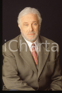 Luciano DE CRESCENZO - COSTUME - 1995 ca 35 mm vintage slide 44 Diapositiva d'epoca, in formato 35 mm.CONDIZIONI: GOODE' severamente vietata la riproduzione. Tutti i diritti sono riservati.ICharta mette in vendita, sul negozio eBay e in esclusiva sul sito "icharta" il proprio archivio composto da numerose diapositive e negativi fotografici d'epoca, tutti originali e autentici, che attraversano la storia del costume italiano tra gli la fine degli anni Sessanta e Novanta.Si tratta di uno sguardo inedito sull'attualità, la politica, la vita quotidiana, il gossip e la cultura, che fotografa il cambiamento della nazione in quest'ultimo scorcio del XX secolo. Un'occasione unica per il mercato del collezionismo, che vede finalmente disponibile un archivio eccezionale per vastità, tematiche e condizioni, in un settore (il negativo fotografico e la diapositiva) di assoluta novità e dalle interessanti prospettive di investimento.  GOOD/buono   originale e autentica 1
