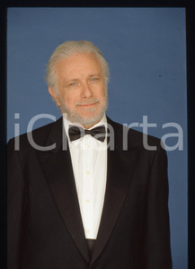 Luciano DE CRESCENZO - COSTUME - 1995 ca 35 mm vintage slide 48 Diapositiva d'epoca, in formato 35 mm.CONDIZIONI: GOODE' severamente vietata la riproduzione. Tutti i diritti sono riservati.ICharta mette in vendita, sul negozio eBay e in esclusiva sul sito "icharta" il proprio archivio composto da numerose diapositive e negativi fotografici d'epoca, tutti originali e autentici, che attraversano la storia del costume italiano tra gli la fine degli anni Sessanta e Novanta.Si tratta di uno sguardo inedito sull'attualità, la politica, la vita quotidiana, il gossip e la cultura, che fotografa il cambiamento della nazione in quest'ultimo scorcio del XX secolo. Un'occasione unica per il mercato del collezionismo, che vede finalmente disponibile un archivio eccezionale per vastità, tematiche e condizioni, in un settore (il negativo fotografico e la diapositiva) di assoluta novità e dalle interessanti prospettive di investimento.  GOOD/buono   originale e autentica 1