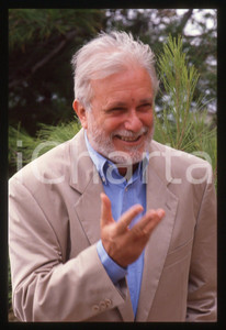 Luciano DE CRESCENZO - FESTIVAL CINEMA VENEZIA - 1990 ca 35 mm vintage slide 35 Diapositiva d'epoca, in formato 35 mm.CONDIZIONI: GOODE' severamente vietata la riproduzione. Tutti i diritti sono riservati.ICharta mette in vendita, sul negozio eBay e in esclusiva sul sito "icharta" il proprio archivio composto da numerose diapositive e negativi fotografici d'epoca, tutti originali e autentici, che attraversano la storia del costume italiano tra gli la fine degli anni Sessanta e Novanta.Si tratta di uno sguardo inedito sull'attualità, la politica, la vita quotidiana, il gossip e la cultura, che fotografa il cambiamento della nazione in quest'ultimo scorcio del XX secolo. Un'occasione unica per il mercato del collezionismo, che vede finalmente disponibile un archivio eccezionale per vastità, tematiche e condizioni, in un settore (il negativo fotografico e la diapositiva) di assoluta novità e dalle interessanti prospettive di investimento.  GOOD/buono   originale e autentica 1