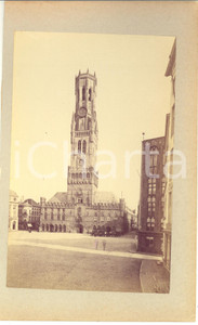 1900 ca BRUGES (BELGIUM) Market Square and Belfry Tower - Photo 15x23 ANIMATED Fotografia d'epoca originale, stampata all'albumina e montata su cartoncino.CONDIZIONI: F (margine sinistro rifilato; piccolo residuo cartaceo al centro)FORMATO: 15x23 cm     originale e autentica 1