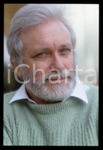 Luciano DE CRESCENZO - FESTIVAL CINEMA VENEZIA - 1990 ca 35 mm vintage slide 40 Diapositiva d'epoca, in formato 35 mm.CONDIZIONI: GOODE' severamente vietata la riproduzione. Tutti i diritti sono riservati. ICharta mette in vendita, sul negozio eBay e in esclusiva sul sito "icharta" il proprio archivio composto da numerose diapositive e negativi fotografici d'epoca, tutti originali e autentici, che attraversano la storia del costume italiano tra gli la fine degli anni Sessanta e Novanta.Si tratta di uno sguardo inedito sull'attualità, la politica, la vita quotidiana, il gossip e la cultura, che fotografa il cambiamento della nazione in quest'ultimo scorcio del XX secolo. Un'occasione unica per il mercato del collezionismo, che vede finalmente disponibile un archivio eccezionale per vastità, tematiche e condizioni, in un settore (il negativo fotografico e la diapositiva) di assoluta novità e dalle interessanti prospettive di investimento.  GOOD/buono   originale e autentica 1