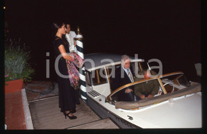 Luciano DE CRESCENZO e Alessandra MONTI - VENEZIA 1990 ca 35 mm vintage slide 3 Diapositiva d'epoca, in formato 35 mm.CONDIZIONI: GOODE' severamente vietata la riproduzione. Tutti i diritti sono riservati. ICharta mette in vendita, sul negozio eBay e in esclusiva sul sito "icharta" il proprio archivio composto da numerose diapositive e negativi fotografici d'epoca, tutti originali e autentici, che attraversano la storia del costume italiano tra gli la fine degli anni Sessanta e Novanta.Si tratta di uno sguardo inedito sull'attualità, la politica, la vita quotidiana, il gossip e la cultura, che fotografa il cambiamento della nazione in quest'ultimo scorcio del XX secolo. Un'occasione unica per il mercato del collezionismo, che vede finalmente disponibile un archivio eccezionale per vastità, tematiche e condizioni, in un settore (il negativo fotografico e la diapositiva) di assoluta novità e dalle interessanti prospettive di investimento.  GOOD/buono   originale e autentica 1