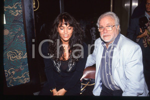 Luciano DE CRESCENZO e Alessandra MONTI - VENEZIA 1990 ca 35 mm vintage slide 6 Diapositiva d'epoca, in formato 35 mm.CONDIZIONI: GOODE' severamente vietata la riproduzione. Tutti i diritti sono riservati.ICharta mette in vendita, sul negozio eBay e in esclusiva sul sito "icharta"Â il proprio archivio composto da numerose diapositive e negativi fotografici d'epoca, tutti originali e autentici, che attraversano la storia del costume italiano tra gli la fine degli anni Sessanta e Novanta.Si tratta di uno sguardo inedito sull'attualitÃ , la politica, la vita quotidiana, il gossip e la cultura, che fotografa il cambiamento della nazione in quest'ultimo scorcio del XX secolo.Â Un'occasione unica per il mercato del collezionismo, che vede finalmente disponibile un archivio eccezionale per vastitÃ , tematiche e condizioni, in un settore (il negativo fotografico e la diapositiva) di assoluta novitÃ  e dalle interessanti prospettive di investimento.Â  GOOD/buono   originale e autentica 1