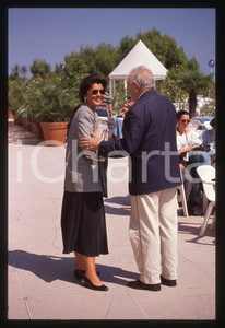 Luciano DE CRESCENZO Claudia MORI FESTIVAL VENEZIA 1990ca 35 mm vintage slide 12 Diapositiva d'epoca, in formato 35 mm.CONDIZIONI: GOODE' severamente vietata la riproduzione. Tutti i diritti sono riservati. ICharta mette in vendita, sul negozio eBay e in esclusiva sul sito "icharta" il proprio archivio composto da numerose diapositive e negativi fotografici d'epoca, tutti originali e autentici, che attraversano la storia del costume italiano tra gli la fine degli anni Sessanta e Novanta.Si tratta di uno sguardo inedito sull'attualità, la politica, la vita quotidiana, il gossip e la cultura, che fotografa il cambiamento della nazione in quest'ultimo scorcio del XX secolo. Un'occasione unica per il mercato del collezionismo, che vede finalmente disponibile un archivio eccezionale per vastità, tematiche e condizioni, in un settore (il negativo fotografico e la diapositiva) di assoluta novità e dalle interessanti prospettive di investimento.  GOOD/buono   originale e autentica 1